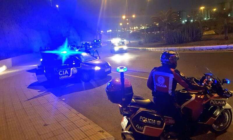 Efectivos de la Policía Canaria, anoche en Telde (Foto TA)